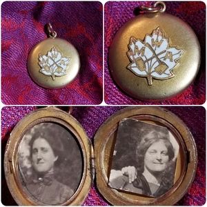 Vintage MWA locket maple leaf A&Z gold tone Modern Woodmen of America